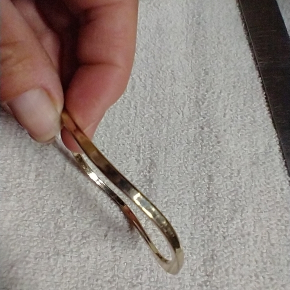 Wavy goldtone bangle bracelet approx. 2.5 - Picture 1 of 3